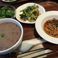 南青山エッセンス - エッセンス(お粥と麺のセット／"叉焼と玉子の炒め(フェンネル風味)")