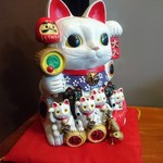 岩鷲 - カウンター奥に猫の置物有りました