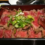 ステーキ肉がご飯の上にビッシリ