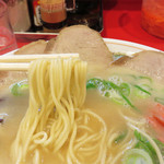 長浜御殿 - 麺は、長浜ラーメンにありがちな極細麺ではなく、やや細麺。
            カタでリクエストしても、低下水率麺にありがちなボソボソした食感はなく、しなやかです。
            