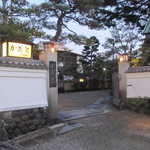 Ryoutei Kamome - 入り口の門
