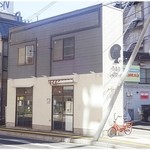 貝出汁しっぽりラーメン 純子 - 外観。白黒の建物です。