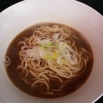 煮干乱舞 - 【煮干乱舞✖らぁめん家有坂コラボ】そば　両店の混合スープのイベントラーメン。普段より甘みと酸味が増したようでタレも濃く感じる。まろやかに濃厚な一杯。