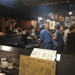 いたる - 店内はお客さんと活気で一杯．