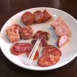 乾燥ソーセージ3種、温かいソーセージ3種を人数分出してくださる。太っ腹！