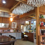 キュルノンチュエ - 天井からは、白かび熟成のソーセージがぶら下がる。ユニークなインテリア？(^-^)