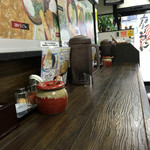 極楽うどん Ah-麺 - カウンターと厨房は目隠しで見えなくされてる。目線は時々合うけどね（笑）(o^^o)