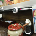 極楽うどん Ah-麺 - 天かすは入れ放題。少し紅生姜のような色見が入ってるd(^_^o)