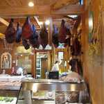 キュルノンチュエ - 吊り下がっているのは豚の腿肉か、美味しそうな色である