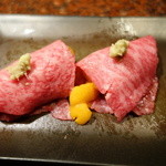 焼肉うしごろ - リブ芯で雲丹を巻いて