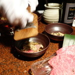 焼肉うしごろ - 削ります