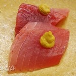 赤坂 菊乃井 - 向付　明石天然鯛　うおぜ　
                     菊花酢漬け　山葵
      　　　　小鮪　辛子　　　　黄身醤油