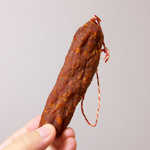 キュルノンチュエ - チョリソの乾燥ソーセージ。ドイツではなく、フランス風のソーセージ