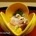 赤坂 菊乃井 - 向付　明石天然鯛　うおぜ　
                     菊花酢漬け　山葵
      　　　　小鮪　辛子　　　　黄身醤油