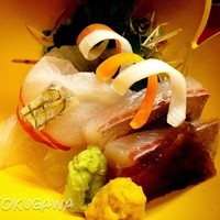 赤坂 菊乃井 - 向付　明石天然鯛　うおぜ　
                               菊花酢漬け　山葵
                　　　　小鮪　辛子　　　　黄身醤油