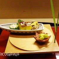 赤坂 菊乃井 - 八寸　　燻し秋　鮎鮎うるか
                鱧八幡巻き　茶巾栗
                新銀杏酒煎り　銀杏芋　松葉素麺