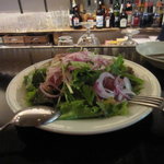 キールズ・バーハウス アオバダイ - 生ハムと赤玉ねぎのサラダ　800円