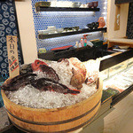鮨でですけ - カウンター上の桶に本日のお魚