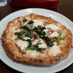 Pizzeria luna e Dolce - モッツァレラ、イタリア産サラミ、春菊　という今週のピッツァ