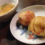 Takohachi - お通し（たこ焼き２個）出汁で食べるスタイル