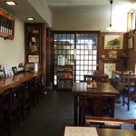 鳥峰うなぎ店 - カウンター席とテーブル席