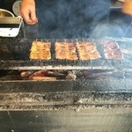 鳥峰うなぎ店 - 入ると入り口で焼いてるので良い香りが
