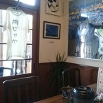 あんばせ屋 蝦夷夢 - 店内。  肉じゃがのTシャツが面白いね。