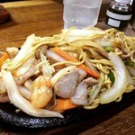 お食事処 味しん - 焼きそば。これでもフツー盛り。