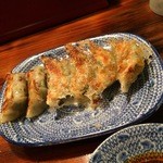 支那そば 三三五 - 餃子は小ぶりでモチモチ420円