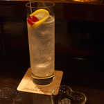 バー アトリウムギンザ - トムコリンズ。セオリー通り、オールドトムジンを使用