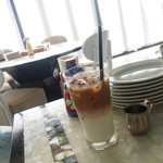 石のテーブルがかわいい