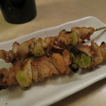 焼鶏館 - ひな皮280円(2本)(2015年11月）