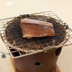 民宿 青岬 - サバの一夜干し。七輪を使って自分で焼く、この一手間が楽しい