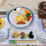 民宿 青岬 - 朝食は和洋折衷、ちょうど良い量です。サラダの新鮮さも嬉しい！