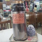 十和田食堂 - テーブルの上にはセルフのお茶