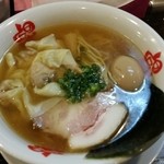 らーめん本竈 - 海老ワンタン麺醤油味味玉入り950円