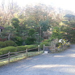 鱒の家 - 朝の風景 おばあちゃんが水やり中