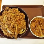 すき家 - 『牛丼キング』(1140円)と『牛丼(並)』(350円)！このボリュームの違い～！！(ﾟ ﾛ ﾟ;ﾉ)ﾉ