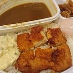 Koko Ichiban Ya - パリパリチキンカレープラス香味タルタルソース（８３５円）。
                      辛さは普通で，半熟卵をトッピングしました（７２円）。