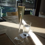 八雲茶寮 - 華奢で美しいシャンパングラス…あんまり入らなそう(￣∀￣;)
