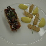 金目鯛のパヴェ 以下とシャンピニオン クルトン入りのコンディマン 蕪のロティとターメリックを効かせたピューレ 甲殻類のプレスしたジュ