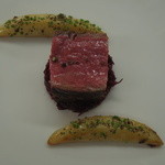 ロオジエ - 熊本産あか牛ロースのポワレ　赤キャベツとカシスのマルムラード トリュフをまぶしたポテトのコンフィ 赤ワインのベアルネーズソース