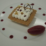 ロオジエ - マロンのパルフェグラッセ ほのかなスパイス風味のサブレ マロンのコンフィとグリオットチェリーのシャーベット