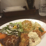 ハンバーグとチキン南蛮