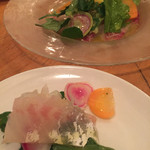 ファソラ - 本日のカルパッチョは、真鯛でした。自家農園野菜に埋もれていました。