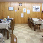 民宿 青岬 - シンプルで清潔な食堂。蛍光灯なので、酔っぱらって真っ赤になると目立ちます（笑）