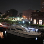 キャプテンズワーフ - 新東海橋のから見たお店。クルーザーが目印！