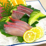 民宿 青岬 - 手前はカンパチ、奥が清水サバ。甘い醤油がぴったり合います！