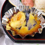 民宿 青岬 - 海老と茄子のグラタン。和食膳の中に一品チーズが入ることで、最後まで飽きずに海鮮を味わえる