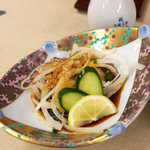 民宿 青岬 - かつおのたたき。玉ねぎたっぷり、爽やかなポン酢で。すり胡麻の風味がポイン